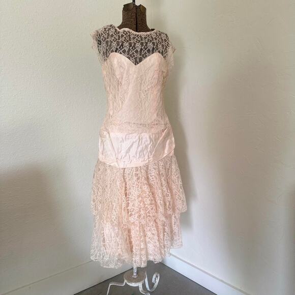 Women’s 9/10 Dress Blush Lace Tiered Party 1950s Illusion Neckline Drop Waist - Picture 1 of 4